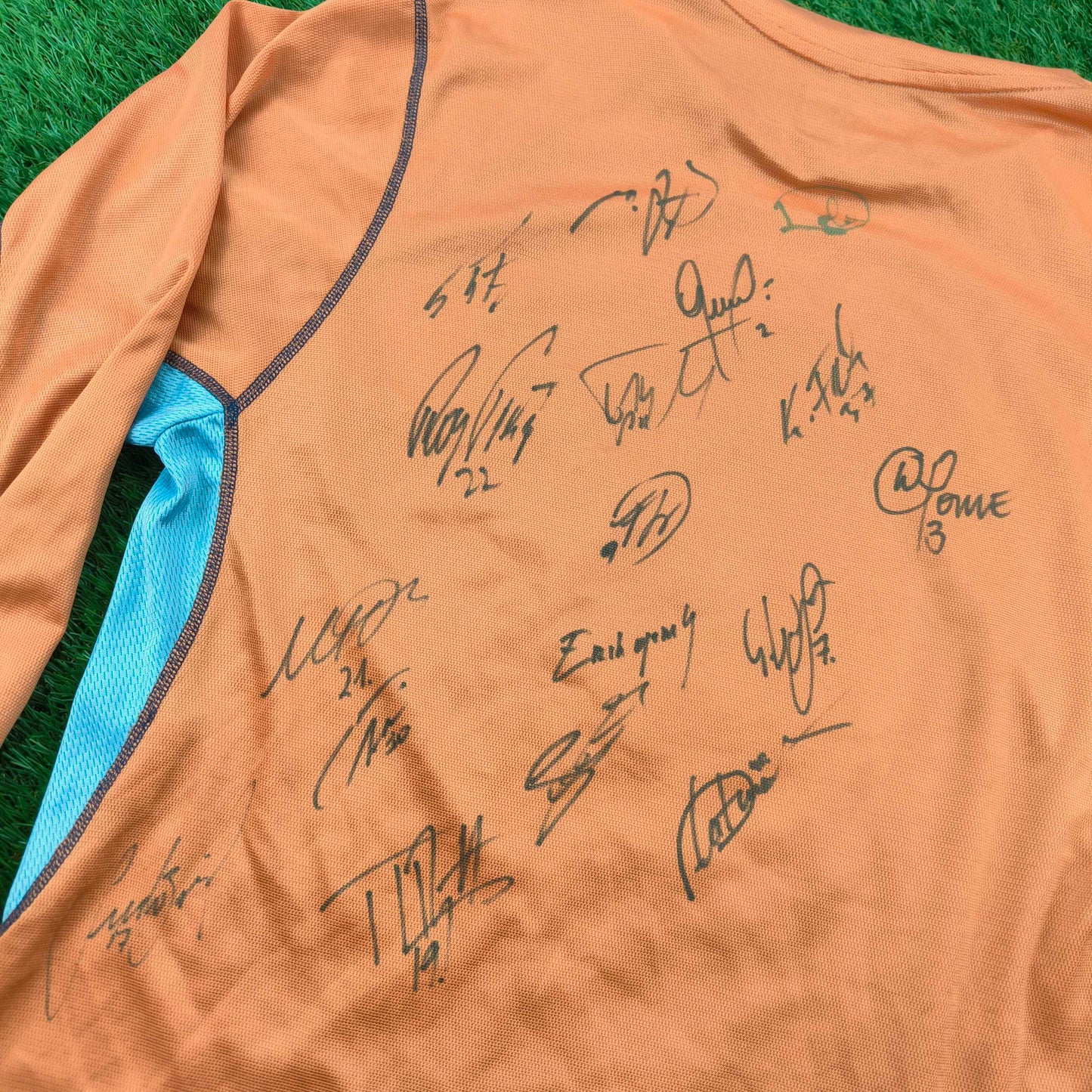 VfL Wolfsburg 2002/03 Drittes Trikot mit Unterschriften