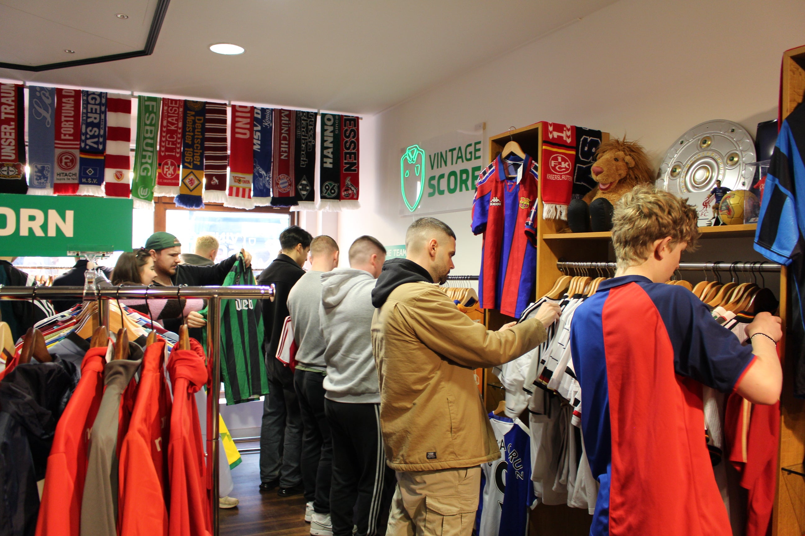 Vintage Fußball Trikots im Vintagescore Geschäft in Moers